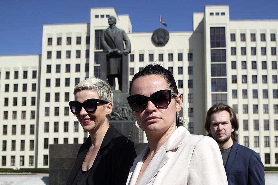 Мария Колесникова и кандидат в президенты Белоруссии Светлана Тихановская&nbsp;у здания Национального собрания Белоруссии, 2020 год