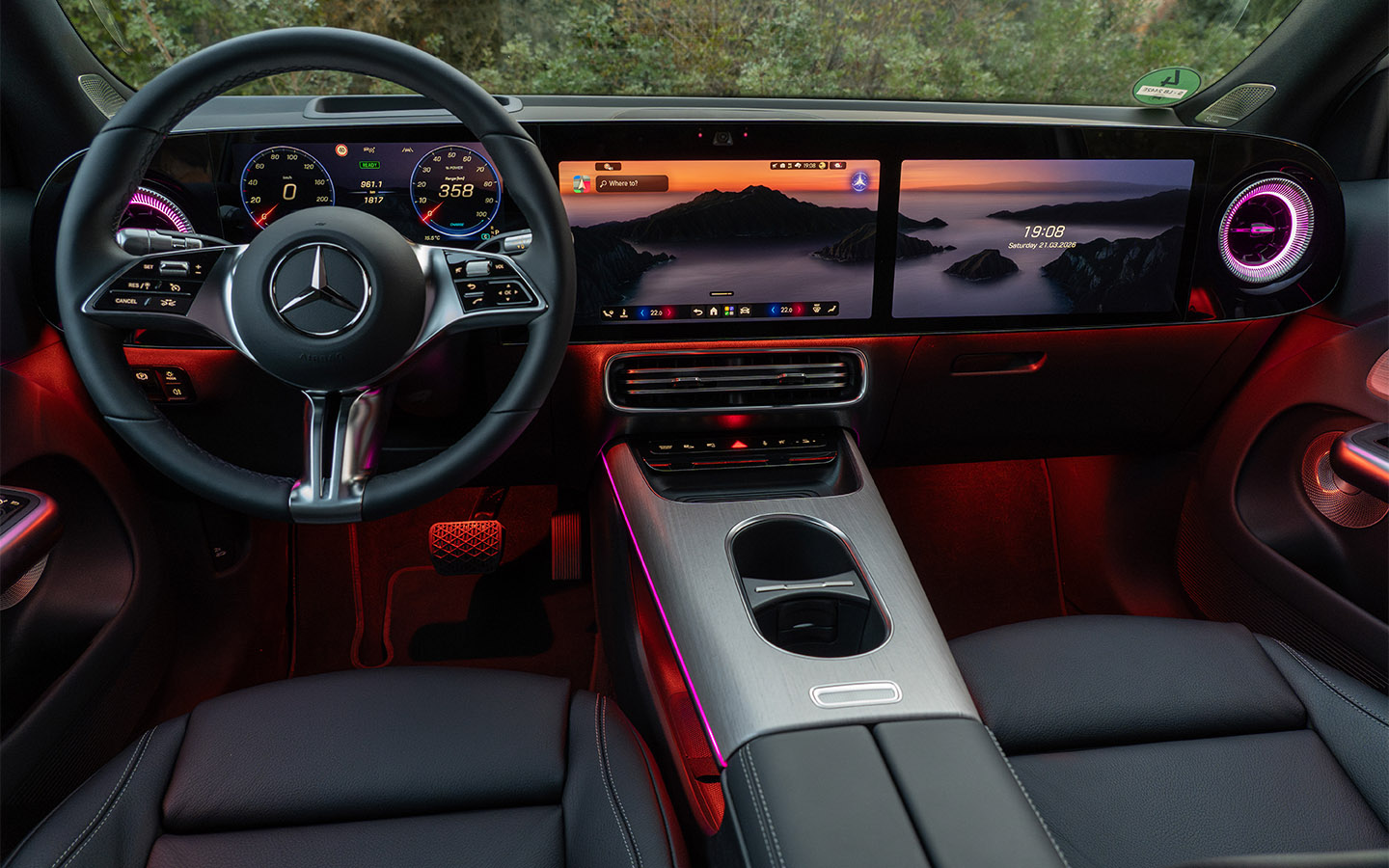 На торпедо&nbsp;Mercedes-Benz GLB находятся три огромных дисплея системы&nbsp;Superscreen. С их помощью можно управлять большинством функций кроссовера