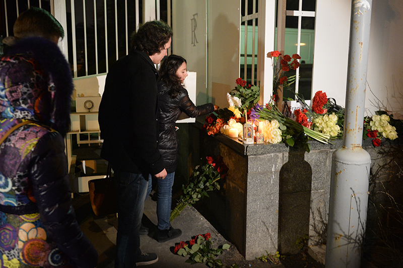 Дань памяти погибших в результате серии террористических атак в Париже. Москва, посольство Франции