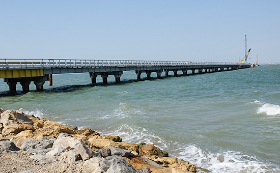 Установка временного моста для технических нужд перед началом строительства Керченского моста в окрестностях порта Тамань, август 2015 года


