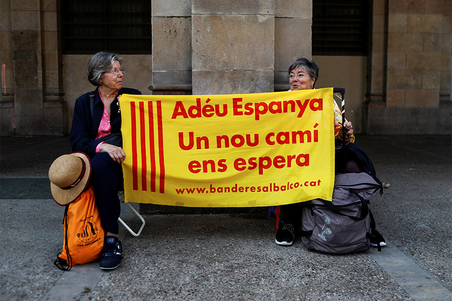 В самой Каталонии не все жители поддерживают идею отделения от Испании. На референдуме за независимость за отделение от Испании проголосовали 90%, явка при этом составила 43%.

На фото: каталонцы с плакатом в поддержку независимости&nbsp;&laquo;Прощай, Испания!&raquo;
