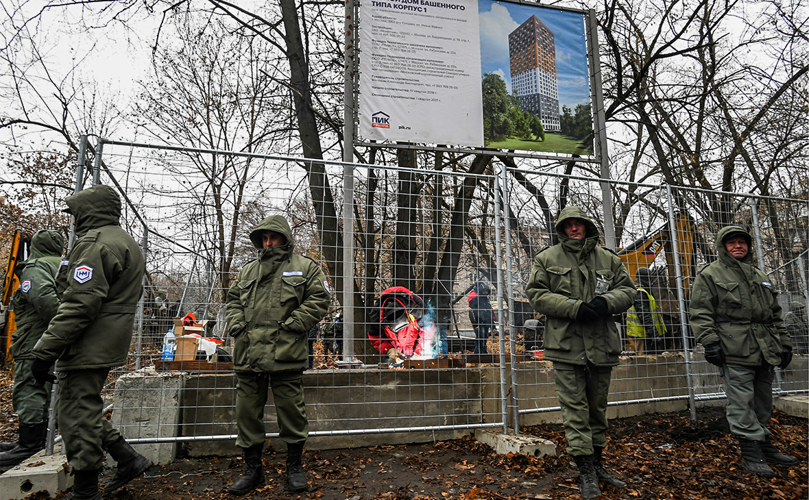 Сотрудники ЧОПа во время акции протеста жителей района Кунцево
