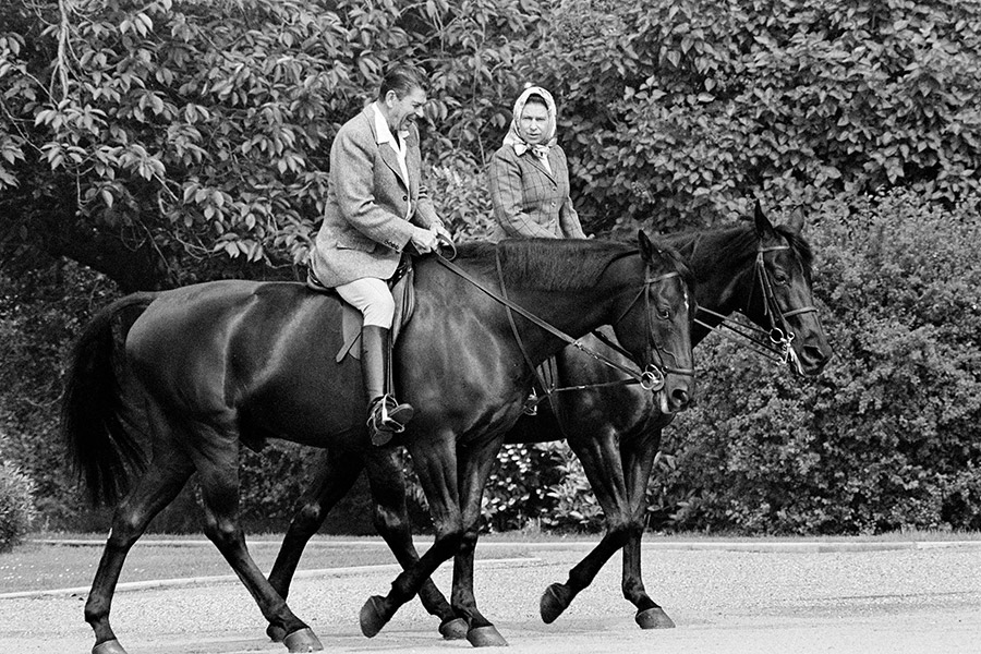 Президент США Рональд Рейган приехал в Великобританию в июне 1982 года. Программа визита включала конную прогулку вместе с королевой Елизаветой II в окрестностях Виндзорского замка
