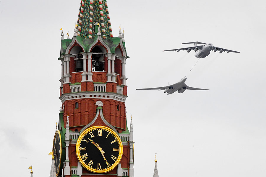 Самолет-заправщик Ил-78 (справа) и стратегический бомбардировщик-ракетоносец Ту-160

