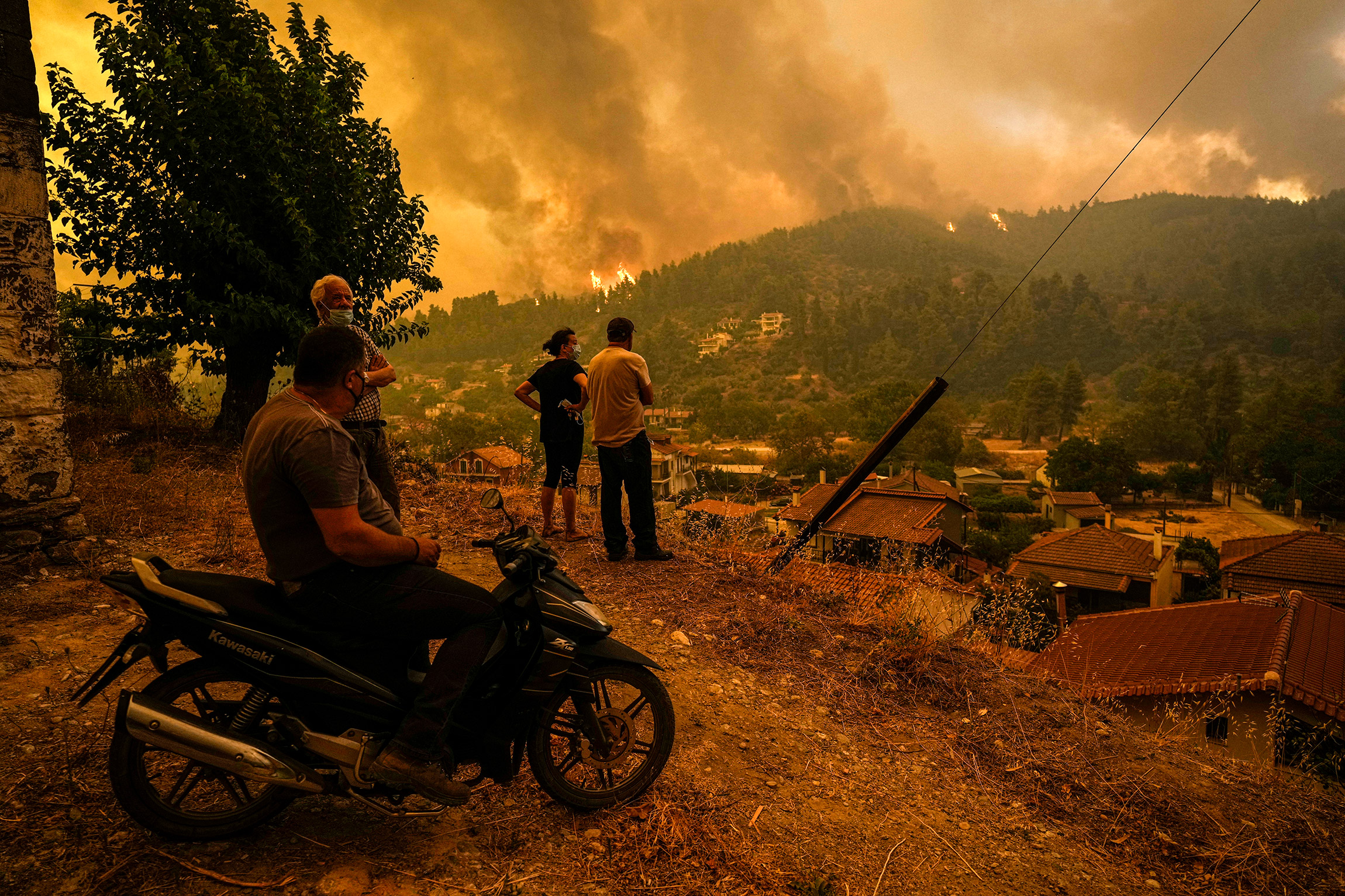Премьер-министр Греции Кириакос Мицотакис&nbsp;сообщил, что за последнее время в стране возникло 586 пожаров, и&nbsp;это стихийное бедствие беспрецедентных масштабов