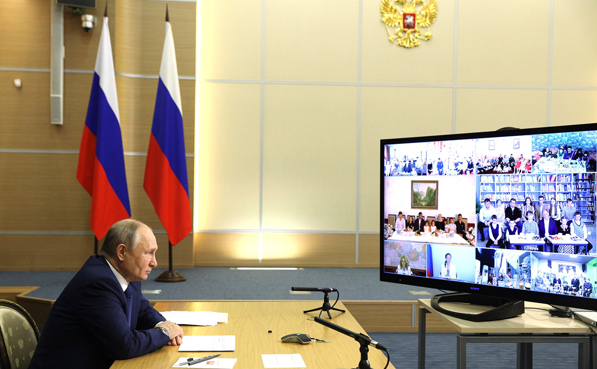 Владимир Путин в ходе встречи с семьями, награждёнными орденом &laquo;Родительская слава&raquo; в 2021 году