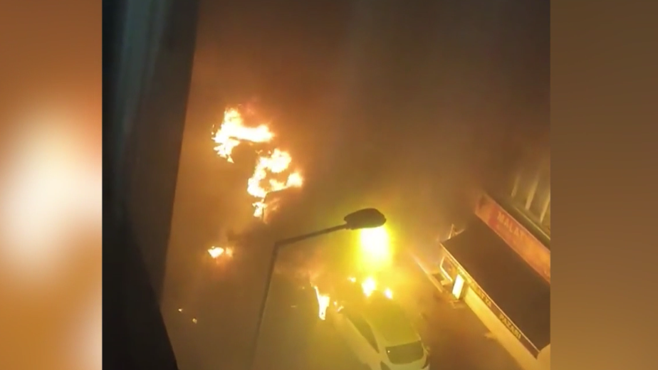 Число сгоревших машин при пожаре в центре Стамбула увеличилось до пяти