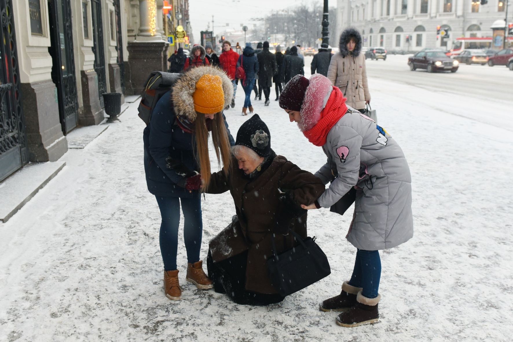 Счёт пострадавших из-за непогоды жителей Петербурга пошёл на сотни — РБК