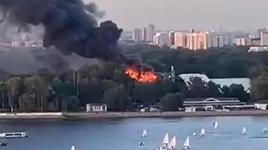 В Санкт-Петербурге полностью потушили пожар в спорткомплексе