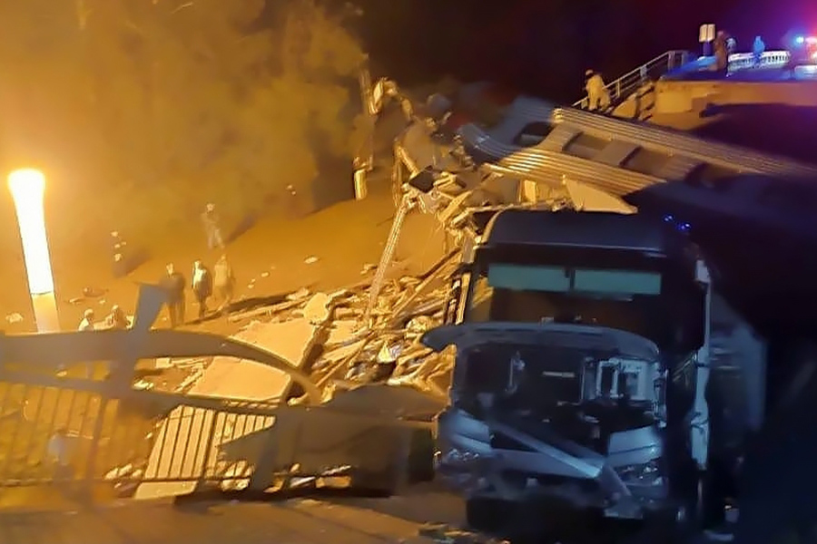 Сотрудники спасательной службы МЧС работают на месте обрушения моста на один из вагонов поезда Климов&nbsp;&mdash; Москва в Брянской области. Мост обрушился в результате подрыва, сообщил&nbsp;губернатор. Сильнее всего пострадали первые три вагона.