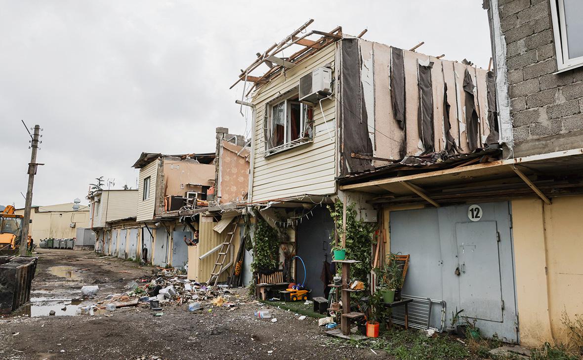 Последствия падения обломков БПЛА на строения в гаражном кооперативе в Адлере