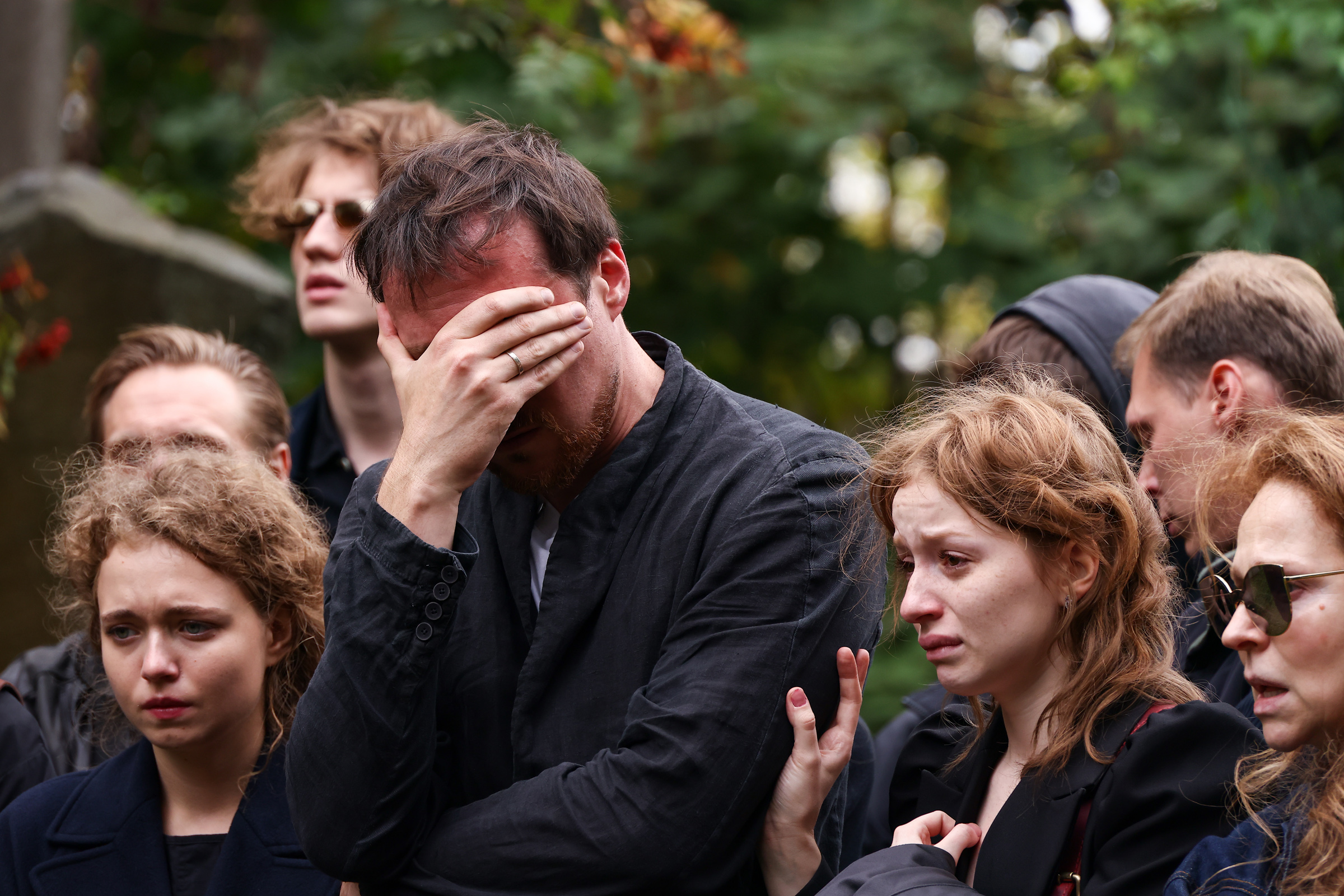 Режиссера похоронили под песню Майкла Джексона Smooth Criminal. На могилу принесли землю из Санкт-Петербурга