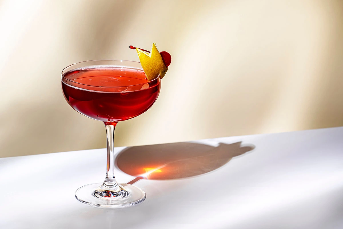 Если вам нравятся коктейли и вино, рано или поздно вас обязательно посетит идея замиксовать в своем бокале как минимум игристое с персиковым или клубничным пюре или с чем-нибудь покрепче