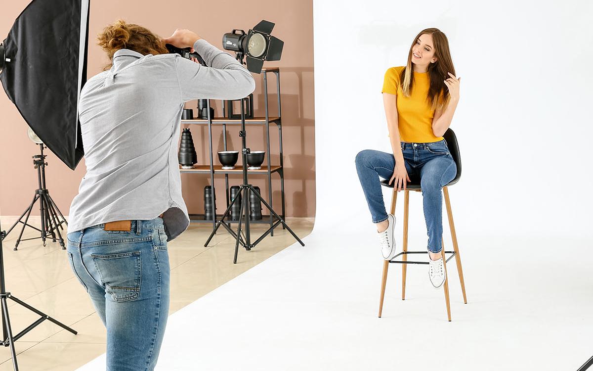 Как красиво выглядеть на фотографиях в позах сидя. Примеры и фото