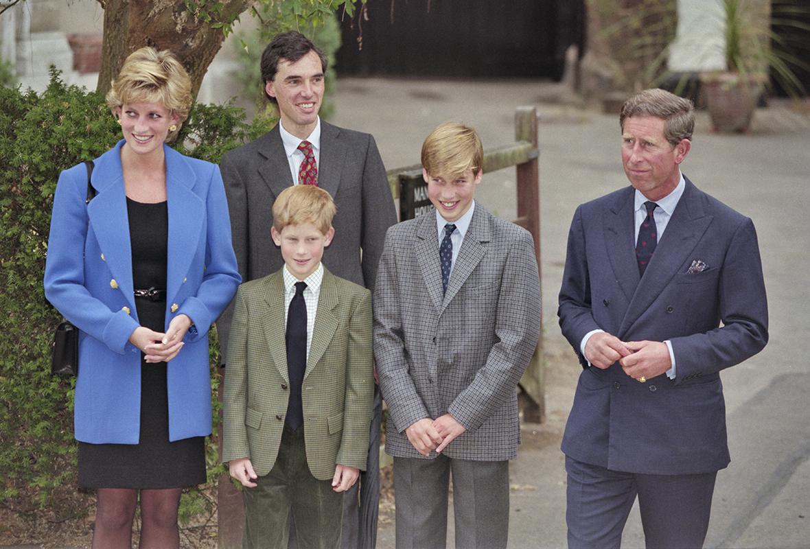 Принцесса Диана с директором Итонского колледжа Эндрю Гейли, принцем Гарри, принцем Уильямом и принцем Чарльзом