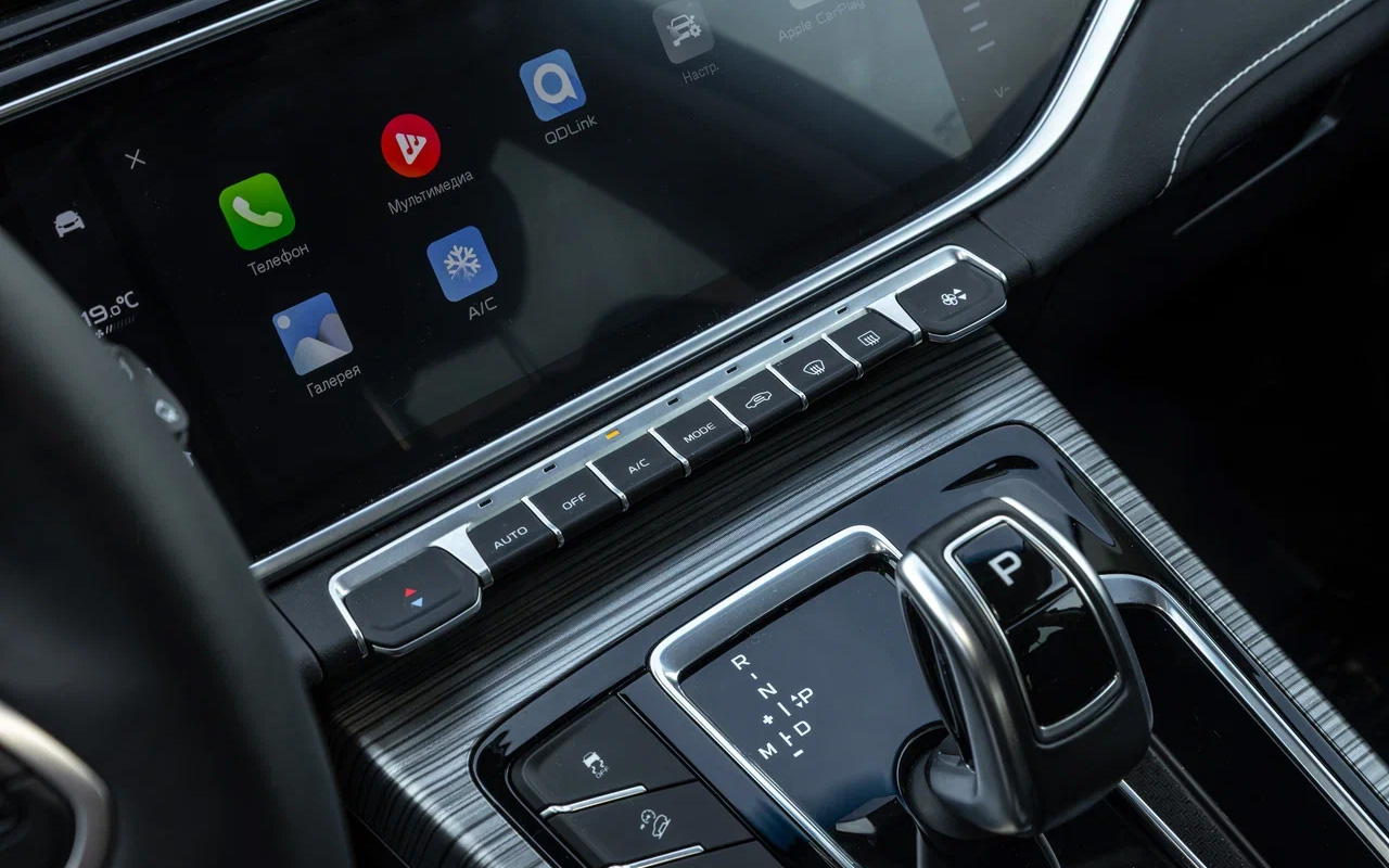 За «климат» в Belgee X70 отвечает «пианино» кнопок под центральным экраном