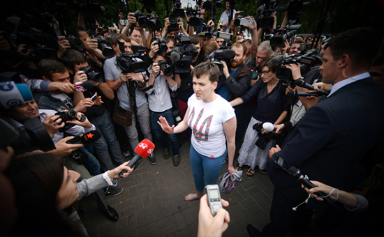 Украинская военнослужащая Надежда Савченко отвечает на&nbsp;вопросы журналистов в&nbsp;аэропорту Киева
