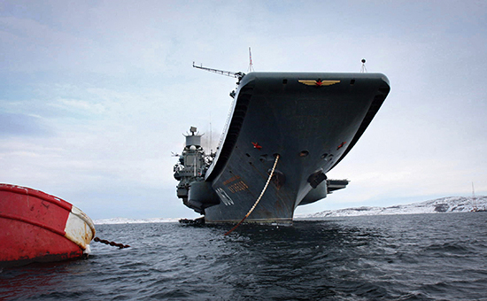 Тяжелый авианесущий крейсер &laquo;Адмирал Кузнецов&raquo; на&nbsp;рейде в&nbsp;порту Североморска


