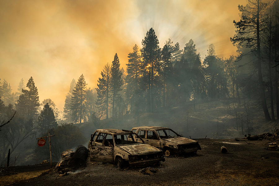 На фото: Форест-Хилл, Калифорния, 7 сентября

Пожары в Калифорнии подступили к населенным пунктам, сжигая&nbsp;дома и автомобили. На севере и юге штата&nbsp;объявлена эвакуация