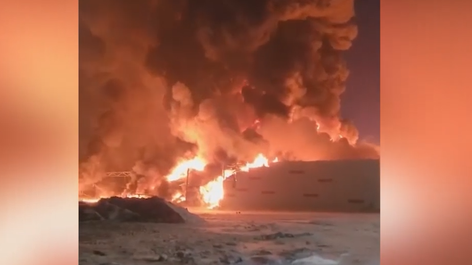 Кадры крупного пожара на петербургском складе Wildberries