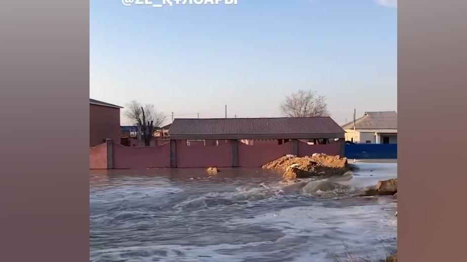 На западе Казахстана началась эвакуация из-за подъема воды в Урале