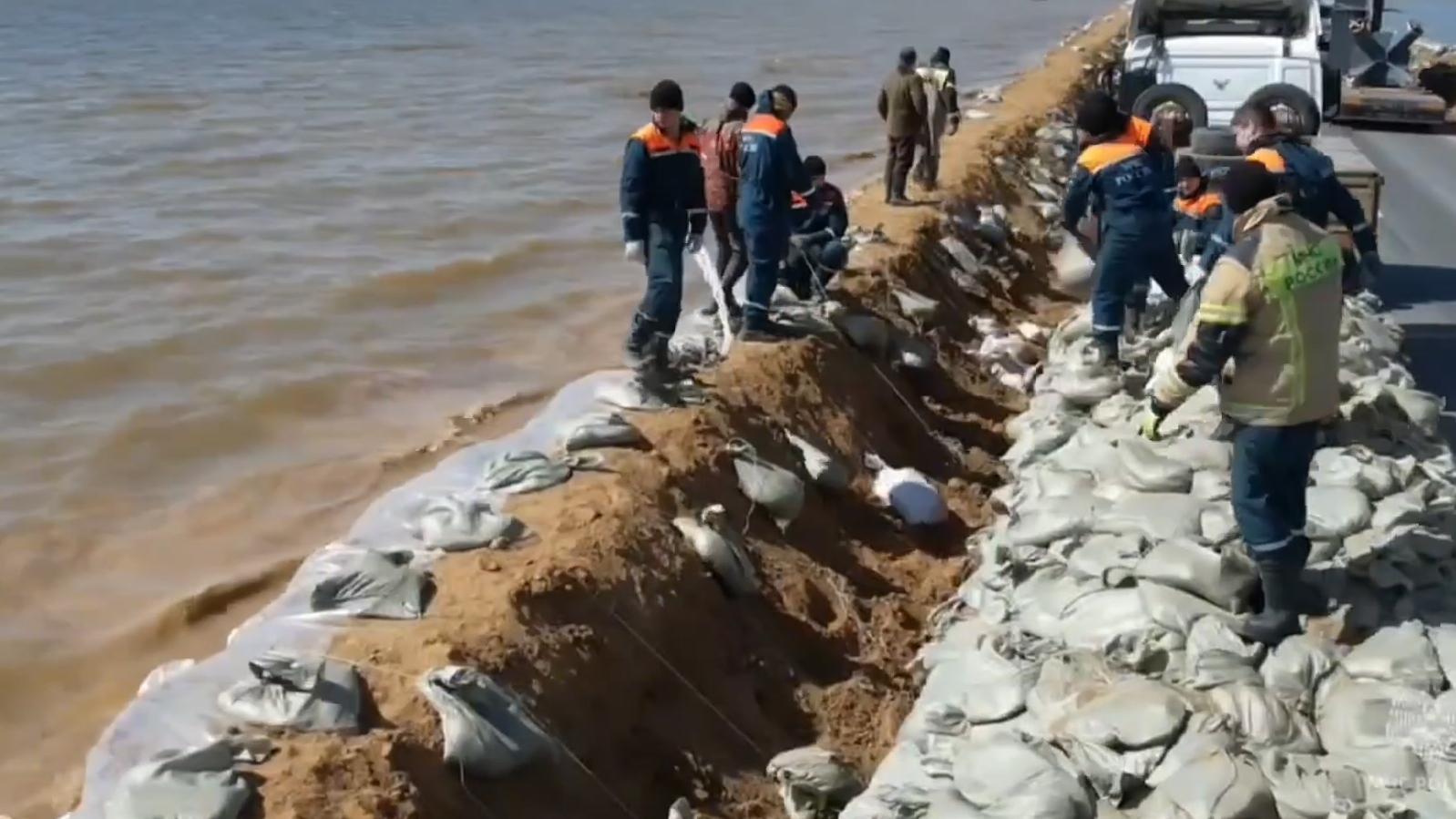 Вода с двух сторон подошла к федеральной трассе в Тюменской области