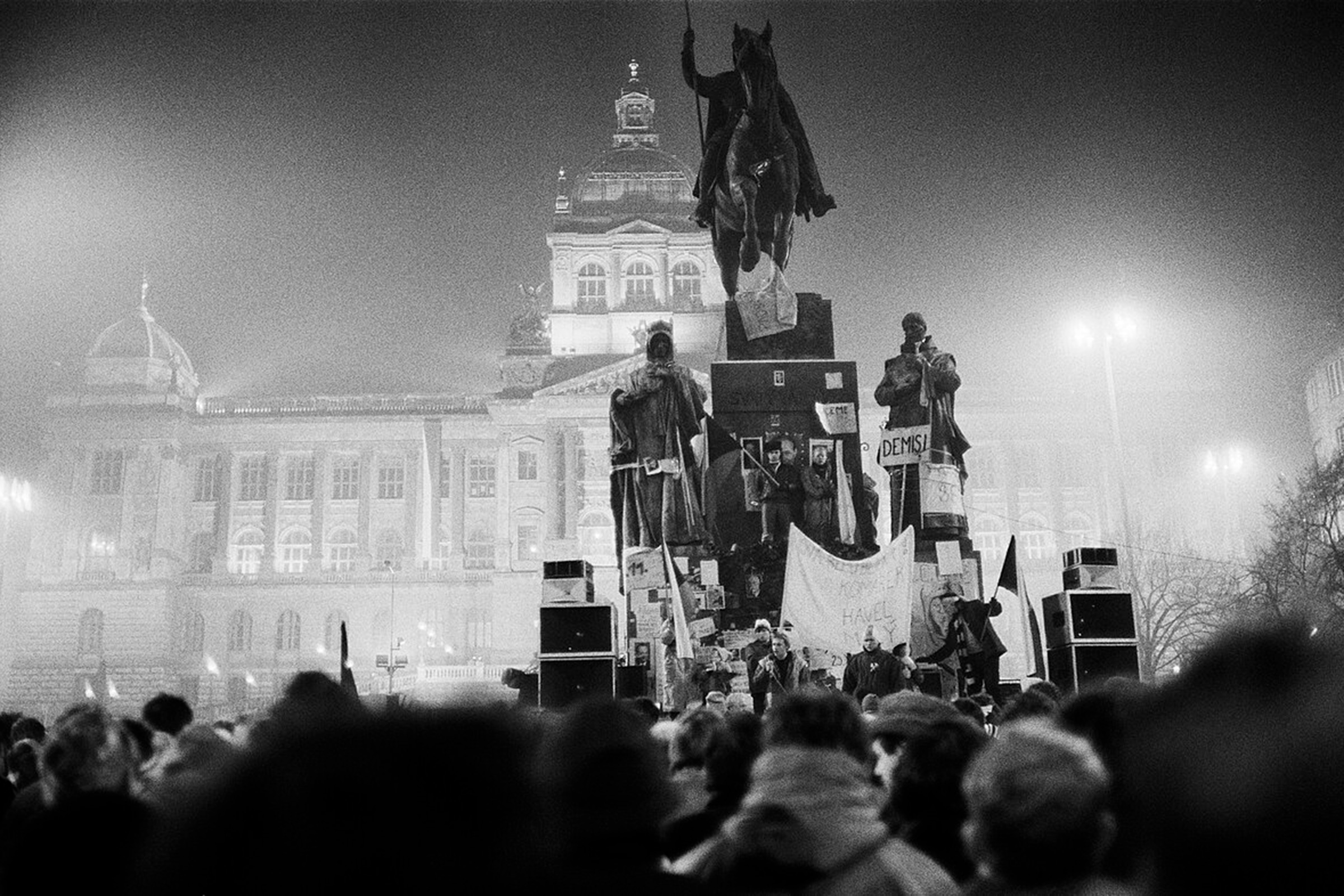 На фото: митинг протеста на Вацлавской площади в Праге на фоне Национального музея. Ноябрь 1989 года

Жестокий разгон протестов спровоцировал новые&nbsp;&mdash; теперь к студентам присоединились и другие слои населения. Вместе они выступали против произвола полиции и за свержение коммунистического режима. Это стало началом &laquo;бархатной революции&raquo; (в Словакии ее&nbsp;называют «нежной»).