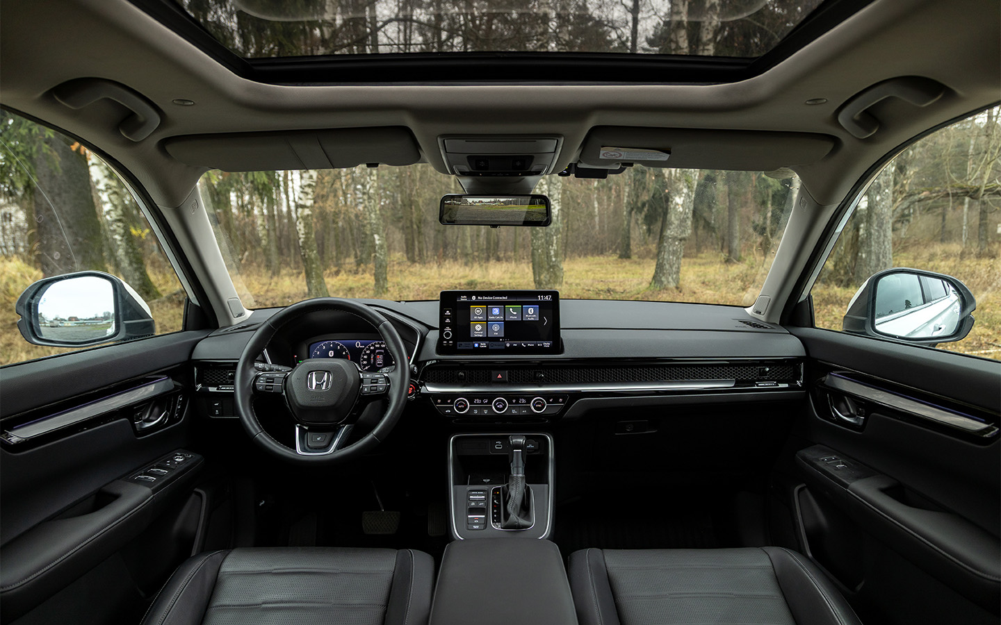 Салон Honda CR-V предельно лаконичный, но уютный и удобный. За управление каждой функцией отвечает свой рычажок, шайба или кнопка. Как в старые добрые времена