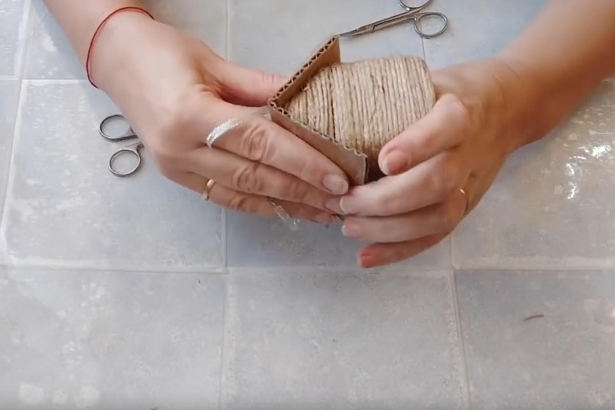 Как сделать новогодний домик из пластиковой бутылки