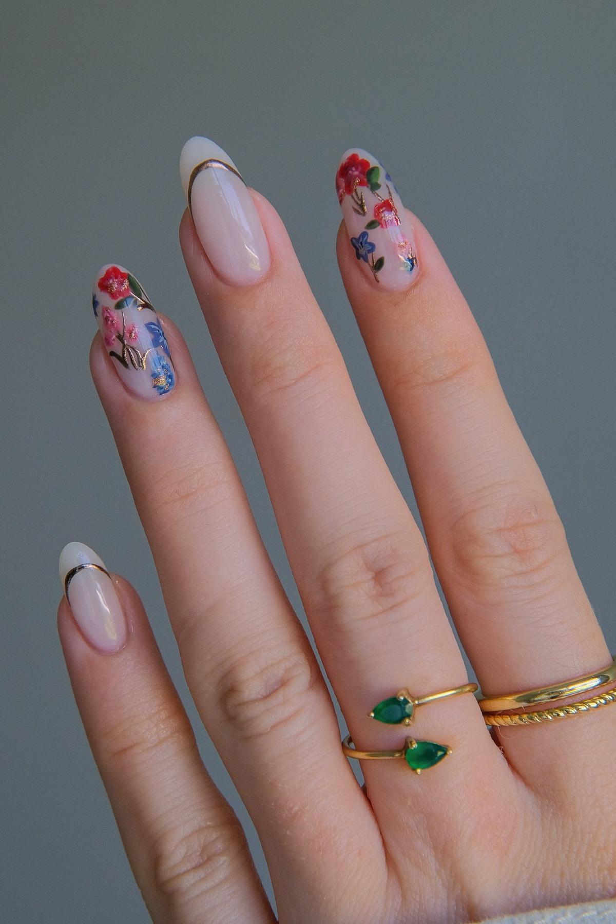 Особенно популярны акварельные техники и имитация текстур камня или дерева