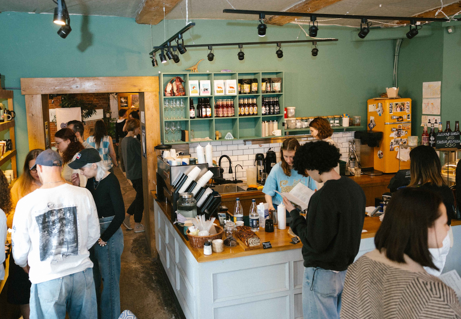 Кафе «Огурцы» — первое инклюзивное кафе в Петербурге от команды «Простые вещи», где люди с ментальными особенностями работают под руководством опытных бариста и поваров