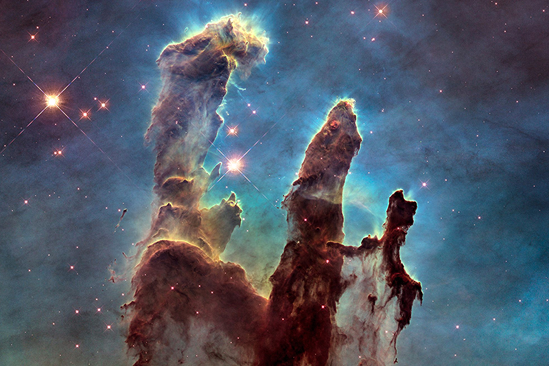 Знаменитые &laquo;Столпы творения&raquo;&nbsp;&mdash; гигантские облака пыли и&nbsp;газа в&nbsp;созвездии Орла, в&nbsp;которых рождаются звезды. Эта область Вселенной была впервые снята телескопом Hubble в&nbsp;1995 году. В&nbsp;конце 2014 года Hubble сделал новый снимок &laquo;Столпов творения&raquo; (на фото), который был опубликован 5&nbsp;января 2015 года​
