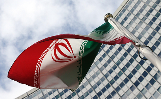 Иранский флаг на фоне здания ООН