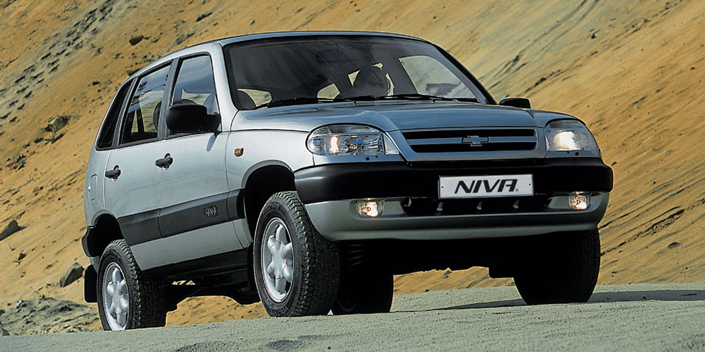 В сентябре 2002 г. стартовал выпуск внедорожника Chevrolet Niva. Автомобиль был разработан АвтоВАЗом, а производился на совместном с General Motors предприятии. Американцы получили и права на бренд Niva, поэтому классическая модель была переименована в Lada 4х4. Рестайлинг 2009 г. был заказан у известной студии Bertone. Chevrolet Niva стала одним из самых популярных внедорожников на российском рынке и только несколько лет назад начала терять позиции: в 2013 г. она уступила новому кроссоверу Renault Duster.