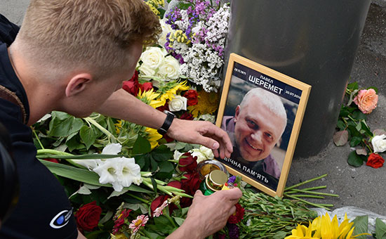 Цветы и свечи на месте гибели журналиста Павла Шеремета. Июль 2016 года



