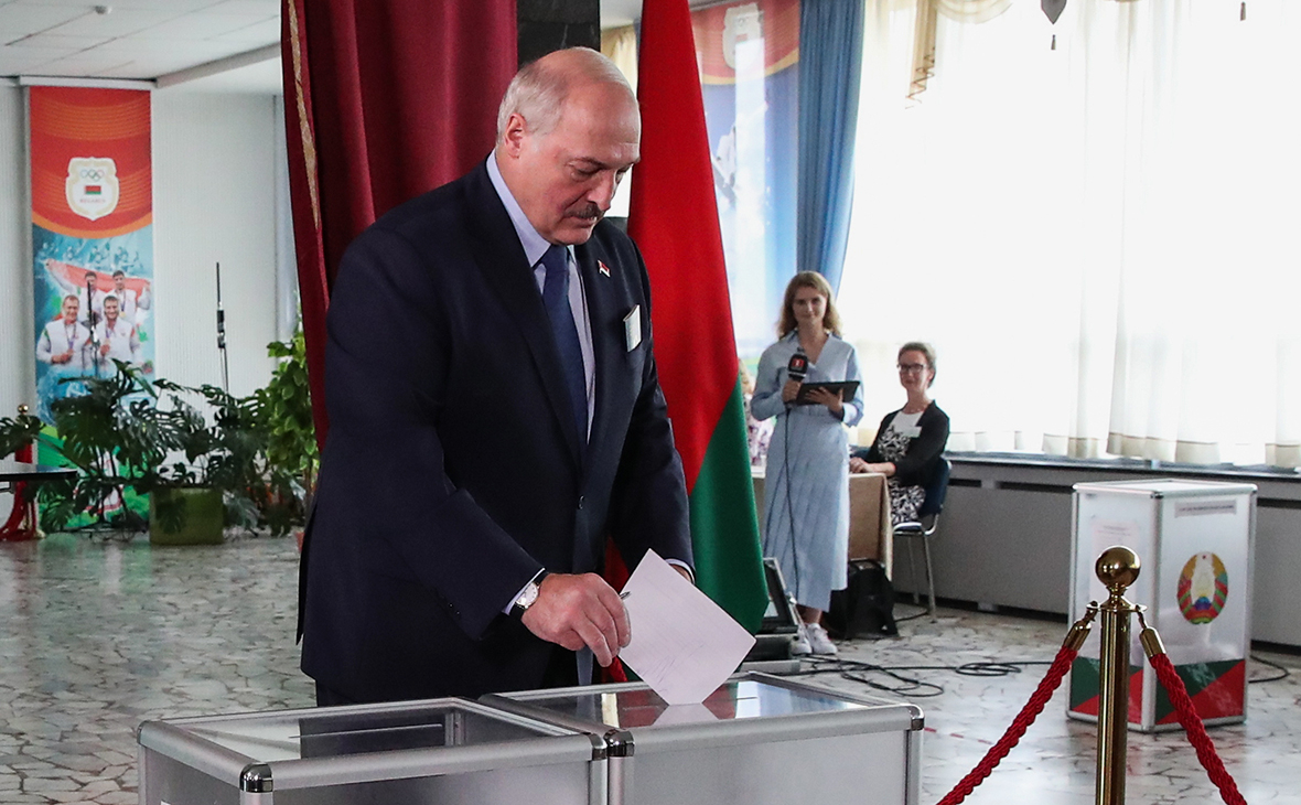 Александр Лукашенко во время голосования на избирательном участке в основной день выборов президента Белоруссии