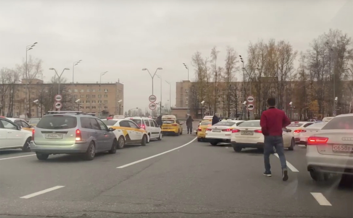 Таксисты перекрыли выезды из Домодедово из-за новых правил парковки