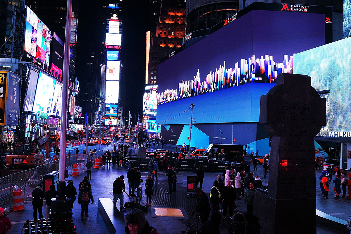 <p>Диджитал-Годзилла&nbsp;&mdash; так называют билборд на Times Square размером больше, чем футбольное поле. Он открылся в 2014 году на фасаде отеля Marriott Marquis и работает до сих пор. Это не только самый большой, но и самый дорогостоящий рекламный щит на площади, стоимость аренды которого составляет $2,5 млн за четыре недели. Google размещался на нем полтора месяца, а вот подкаст A Rational Fare смог позволить себе только десять минут. Но и это послужило поводом для гордости и отдельного видео на YouTube.</p>