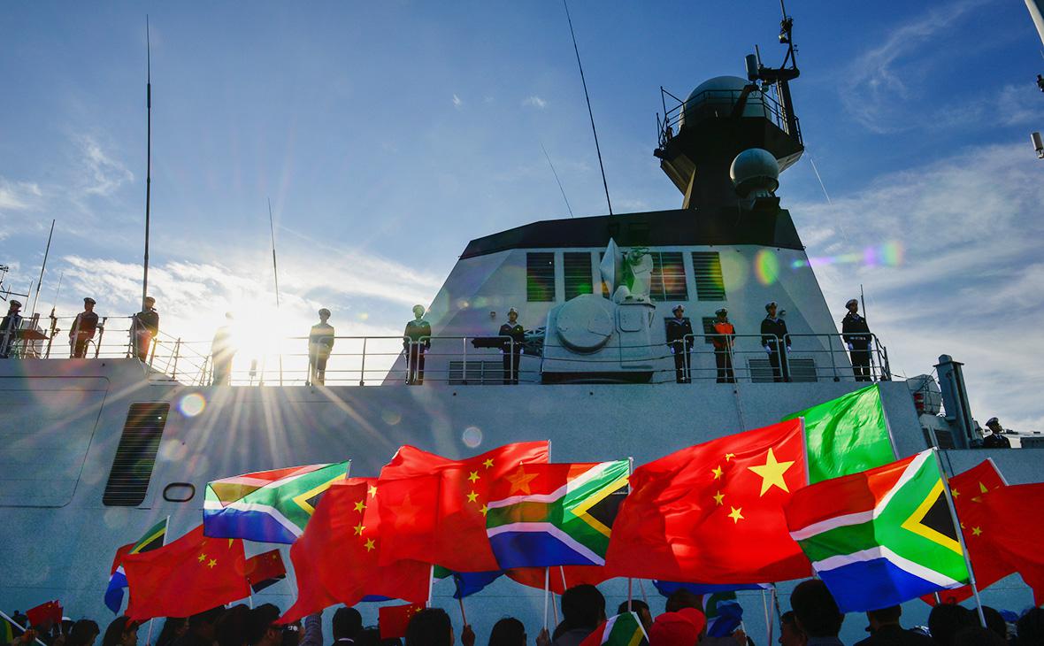В ЮАР начнутся военно-морские учения с Россией и Китаем"/>














