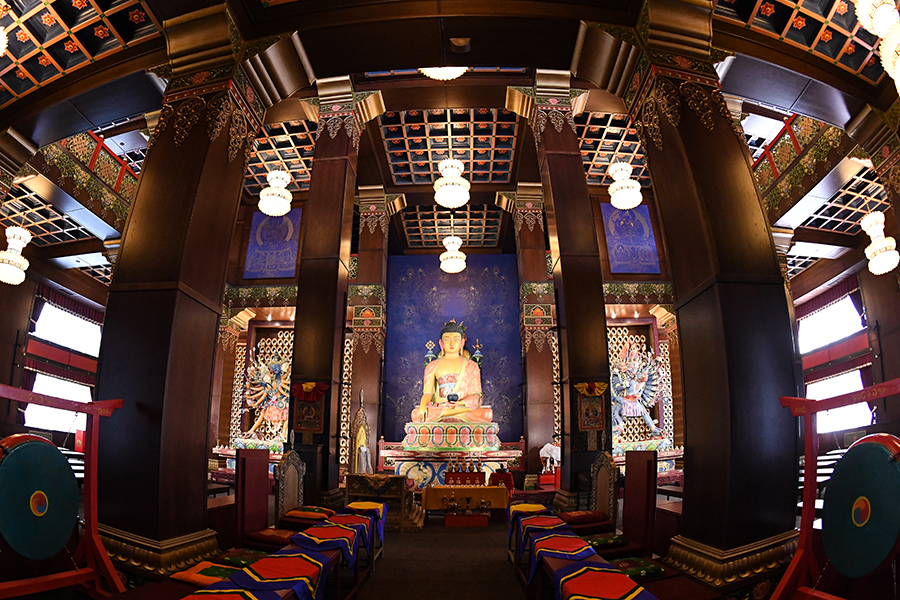 Интерьер буддийского монастыря &laquo;Тубтен Шедруб Линг&raquo;. В центре расположена статуя Будды Шакьямуни бурятского скульптора Даши Намдакова