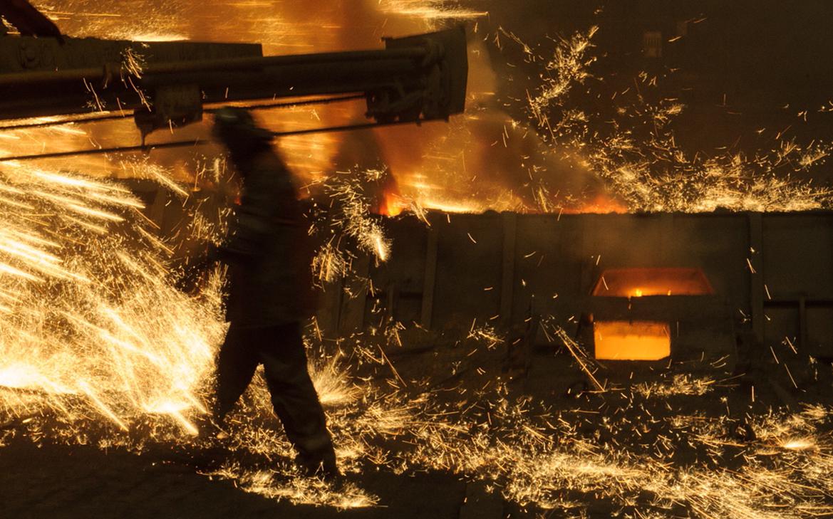 «Отрасль попала в тиски». Что будет с металлургами и их акциями