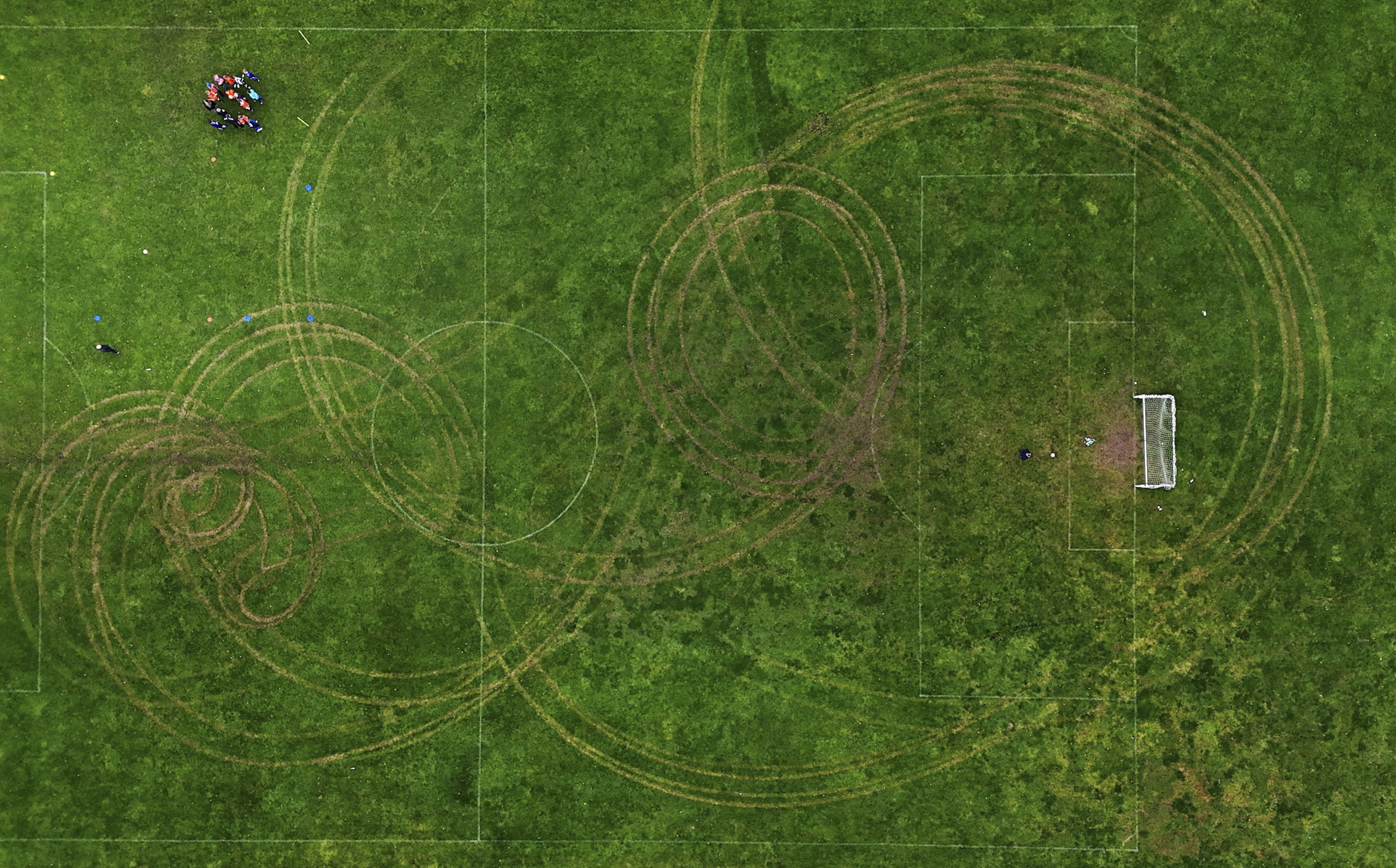 Вид сверху на футбольное поле, по которому проехались мотоциклы. Гейтсхед, Великобритания, 29 ноября 2025 года