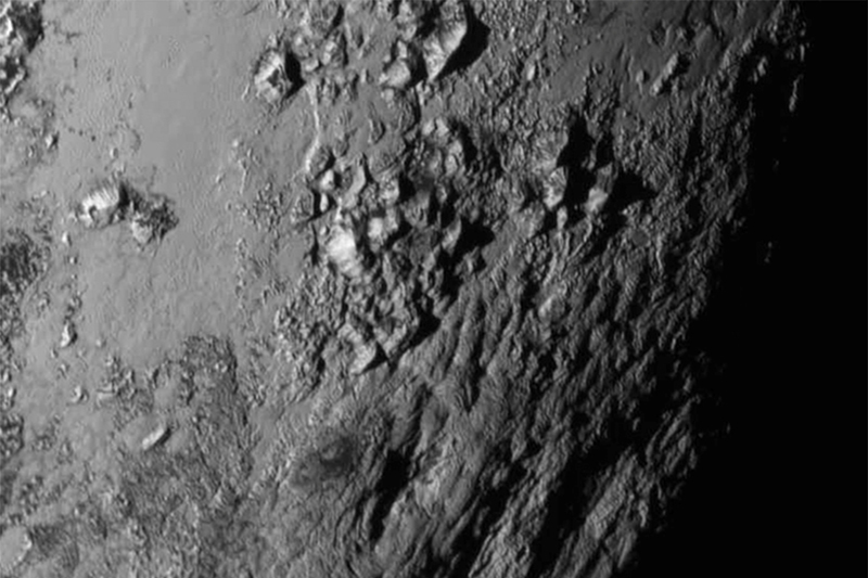 Зонд обнаружил гигантские каменные груды высотой 3&nbsp;км на поверхности Плутона неподалеку от нижней части &laquo;сердца&raquo; Плутона, чье существование указывает на наличие геологической активности на поверхности самой большой планеты-карлика, заявил Джон Спенсер, один из участников научной команды зонда.

Хотя метановый и азотный лед покрывают большую часть поверхности Плутона, эти вещества недостаточно прочные, чтобы построить горы. То есть&nbsp;это, скорее всего, водяной&nbsp;лед, полагают ученые. &laquo;Лед слишком мягкий для того, чтобы сформировать столь высокие и большие груды камней. Мы полагаем, что это молодое геологическое формирование. Мы видели такие структуры на лунах планет-гигантов&nbsp;и считали их следом приливных&nbsp;сил, порождаемых притяжением газовых гигантов. Плутон показал, что геологическая активность может происходить и без их участия&raquo;,&nbsp;&mdash; заявил ученый

