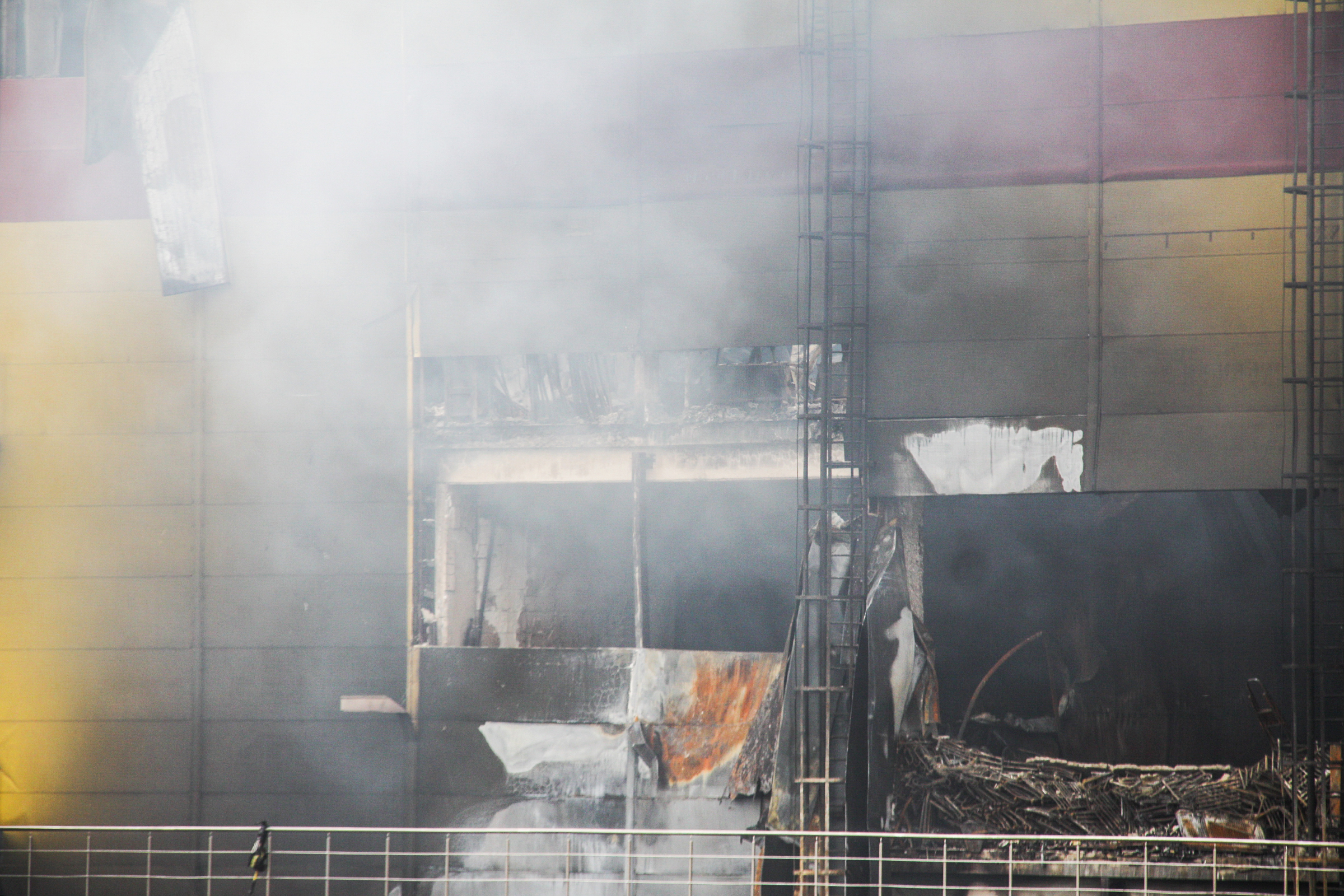 В результате пожара обрушилась часть здания. Площадь обрушения, по словам представителя МЧС, составила 300 кв. м.
&nbsp;