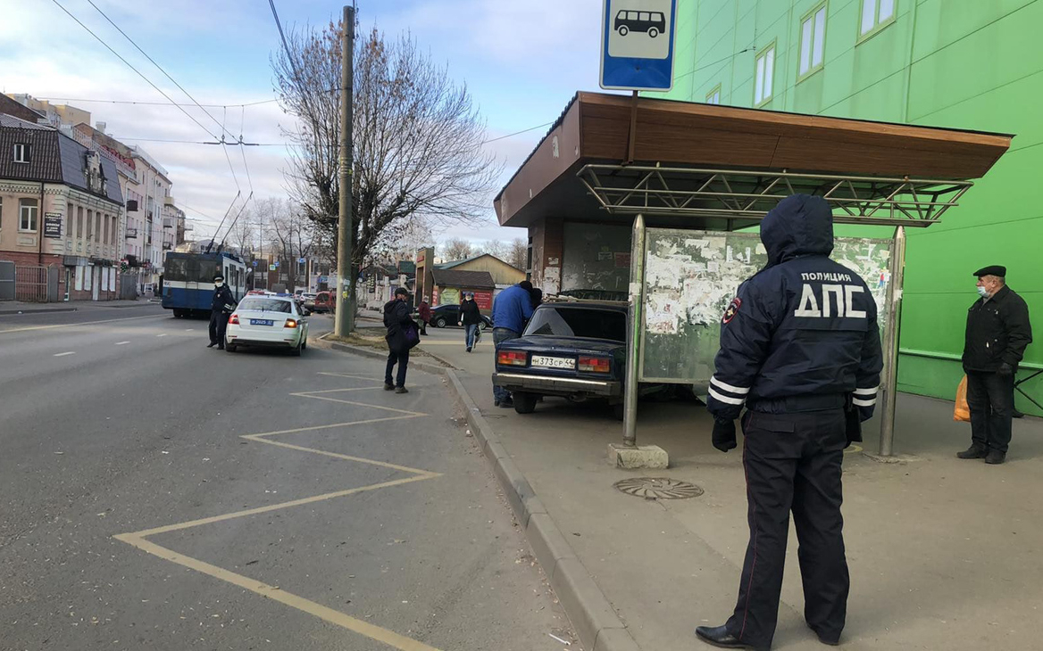В Иваново водитель сбил женщину и въехал в автобусную остановку