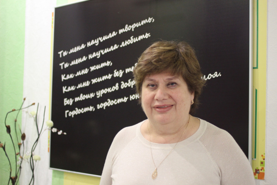 Нина Шалган сама выпускница верхнепышминской школы. Она приехала в уральский городок из Кирова, заканчивать среднее образование. И осталась здесь: после школы поступила в Свердловский пединстутит, в затем вернулась в школьные стены преподавать литературу.