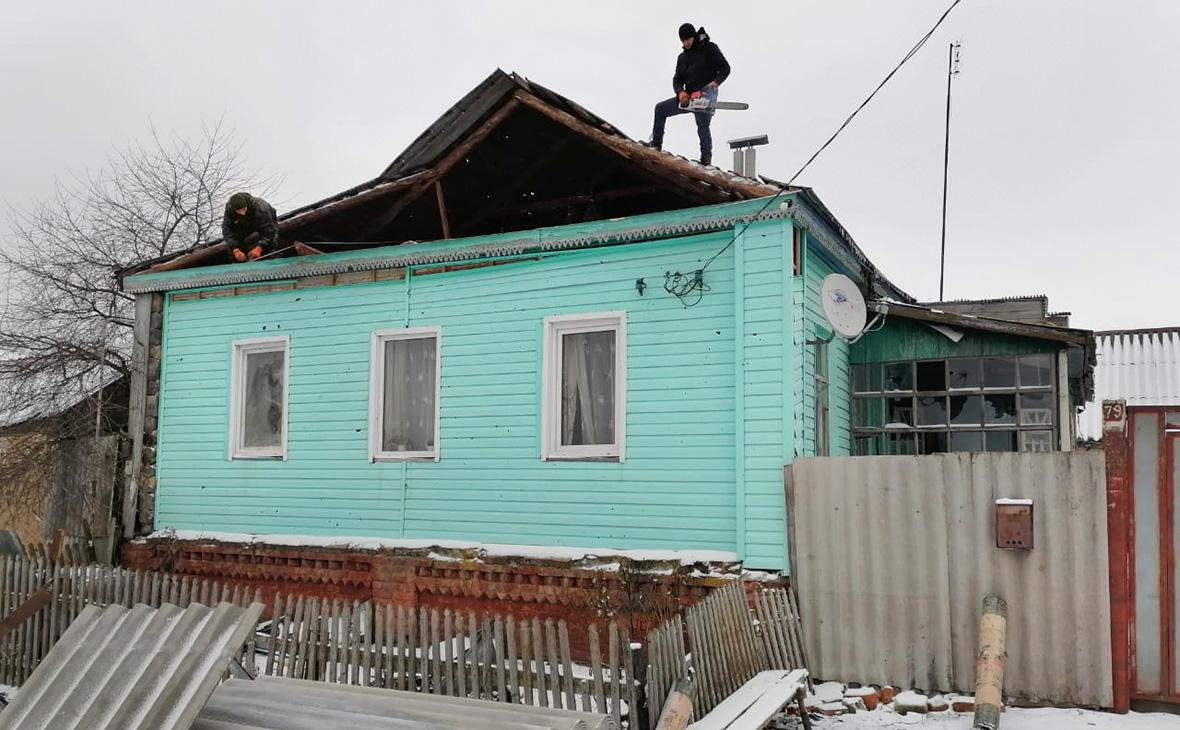 Восстановление дома, пострадавшего от обстрела, в деревне Поповка Рыльского района