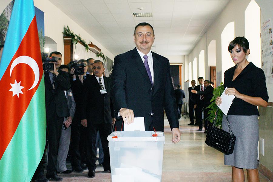 Ильхам Алиев с супругой Мехрибан на одном из избирательных участков, 2008 год