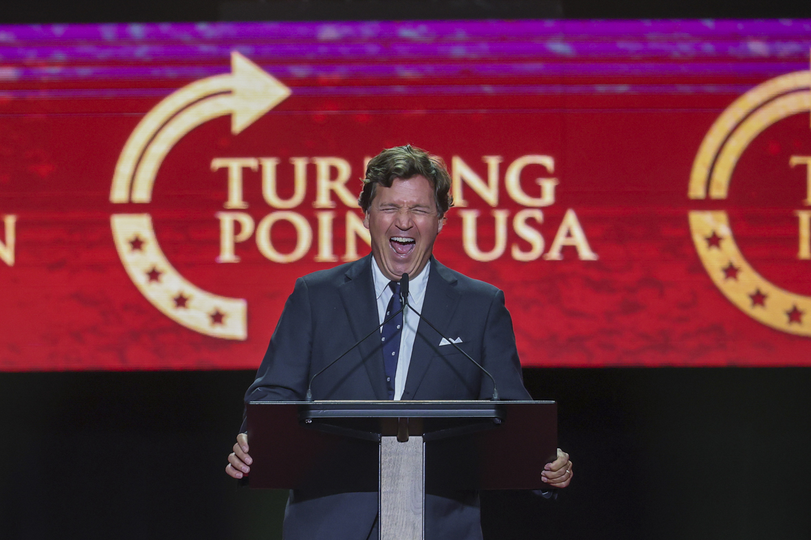 Телеведущий Такер Карлсон сравнил убийство Кирка с распятием Христа. Он заявил, что главное, что делал погибший&nbsp;&mdash; это распространение Евангелие. &laquo;Он делал то, что люди во власти ненавидят сильнее всего,&nbsp;&mdash; призывал их покаяться&raquo;,&nbsp;&mdash; заявил журналист.