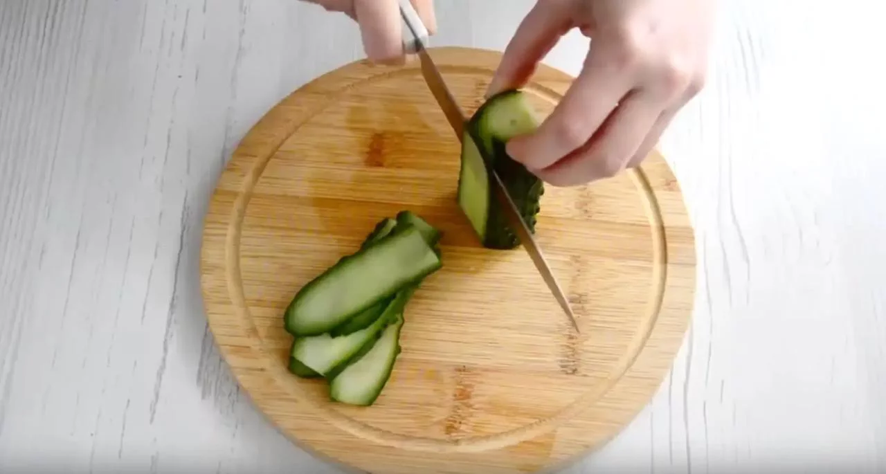 Нарежьте огурец